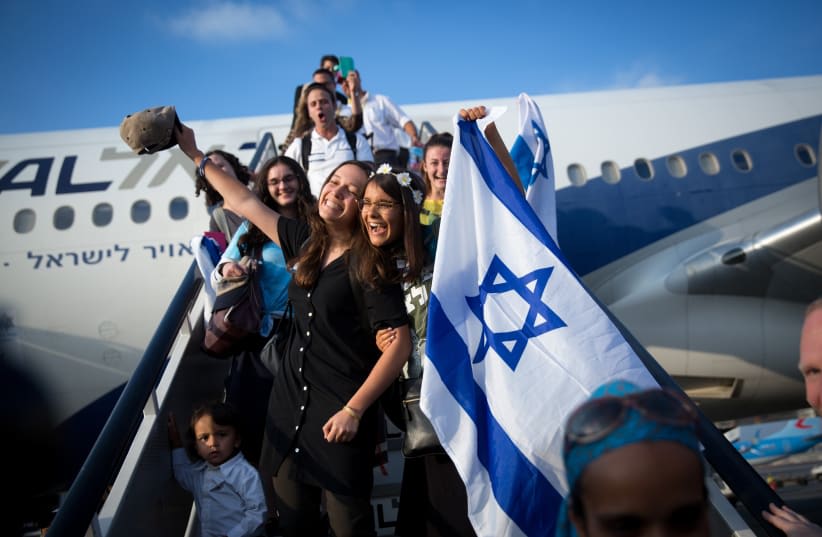  Nuevos inmigrantes de EE.UU. y Canadá llegan en un "Vuelo Aliyah 2016" especial en nombre de la organización Nefesh B'Nefesh, en el aeropuerto Ben Gurion en el centro de Israel el 17 de agosto de 2016, (photo credit: MIRIAM ALSTER/FLASH90)
