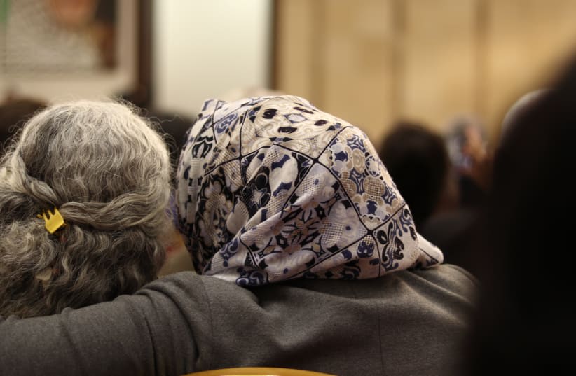  Una mujer judía y otra musulmana se abrazan en la Muqata'a de Ramala (photo credit: LEON SVERDLOV)