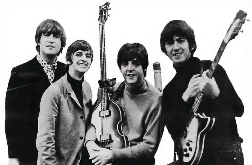  THE BEATLES, 1965: No fue un éxito inmediato. De izquierda a derecha: John Lennon; Ringo Starr; Paul McCartney; George Harrison. (photo credit: Wikimedia Commons)