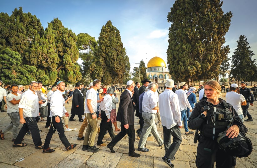  JEWS VISIT Temple Mount during Passover last year, when it coincided with Ramadan. (photo credit: JAMAL AWAD/FLASH90)