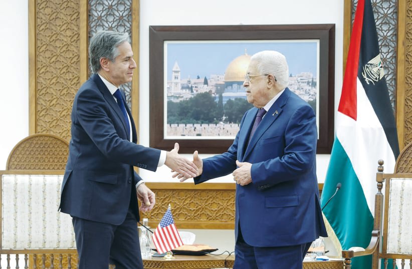  El SECRETARIO de Estado estadounidense Antony Blinken se reúne con el jefe de la Autoridad Palestina Mahmoud Abbas en la sede de la AP en Ramallah. (photo credit: JONATHAN ERNST/REUTERS)