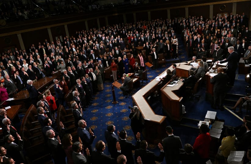  Miembros del 118º Congreso levantan la mano derecha mientras prestan juramento para servir en la Cámara de Representantes de EE.UU. en el cuarto día del Congreso en el Capitolio de EE.UU. en Washington, EE.UU., 7 de enero de 2023. (photo credit: REUTERS/JON CHERRY)