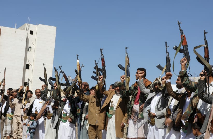  Partidarios Houthi sostienen sus rifles mientras participan en una protesta pro-palestina en Sanaa, Yemen 18 de febrero 2024. (photo credit: REUTERS/KHALED ABDULLAH)