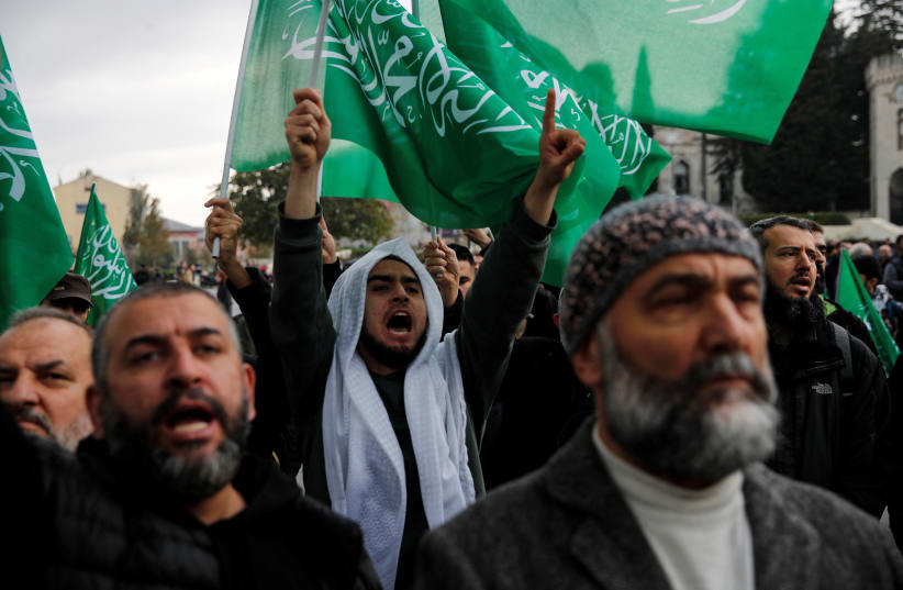 Manifestantes pro-Hamas asisten a una oración fúnebre en ausencia tras la muerte de dos ciudadanos turcos, Seyfullah Bilal Ozturk y Yakup Erdal, muertos en ataques israelíes en el sur del Líbano, en Estambul, Turquía, 24 de noviembre de 2023. (photo credit: DILARA SENKAYA/REUTERS)