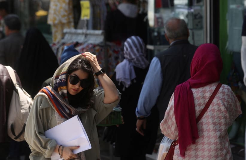  Una mujer iraní camina por una calle en medio de la aplicación de la nueva vigilancia del hiyab en Teherán, Irán, 15 de abril de 2023. (photo credit: MAJID ASGARIPOUR/WANA/REUTERS)