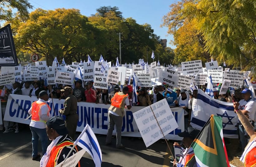  La población cristiana de SUDÁFRICA se manifiesta contra la degradación de la embajada del país en Tel Aviv durante una marcha de solidaridad con Israel en Pretoria, 24 de julio de 2018. (photo credit: Courtesy)