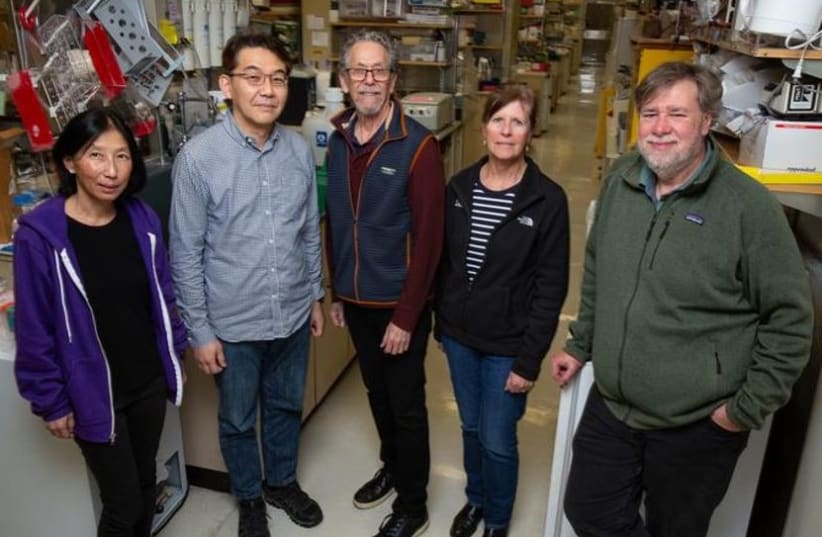  Ruth Yu, Suk-Hyun Hong, Ronald Evans, Annette Atkins, and Michael Downes (photo credit: THE SALK INSTITUTE)