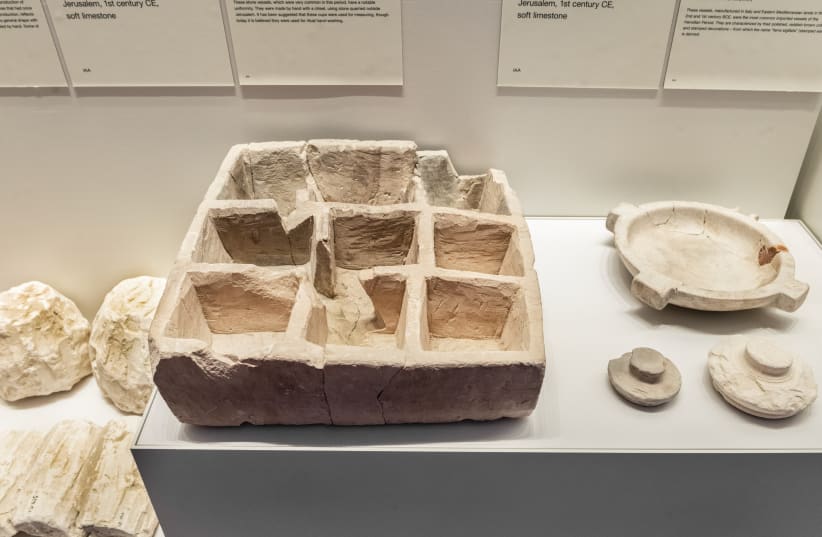  La caja expuesta en la galería arqueológica del Museo de Israel. (photo credit: Zohar Shemesh)