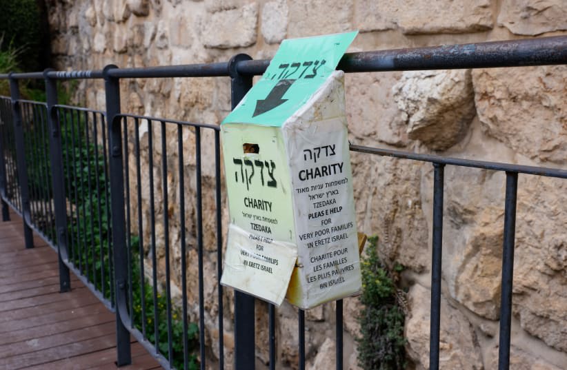  En esta foto ilustrativa tomada el 22 de marzo de 2023 se ve una caja de donaciones benéficas. (photo credit: MARC ISRAEL SELLEM/THE JERUSALEM POST)