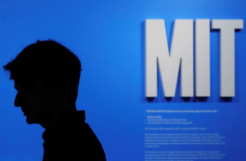  Un visitante observa una exposición en el Museo del MIT en su nueva ubicación en el Instituto Tecnológico de Massachusetts en Cambridge, Massachusetts, Estados Unidos, 6 de octubre de 2022. (photo credit: BRIAN SNYDER/REUTERS)