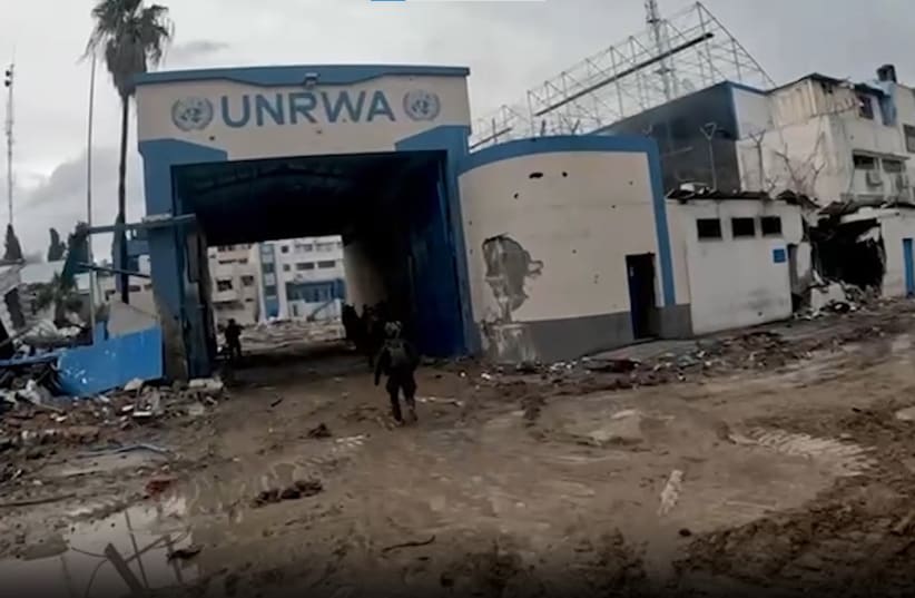  Tropas de las FDI localizan equipos militares de Hamas en la sede de la UNRWA en Gaza. 10 de febrero de 2024. (photo credit: SCREENSHOT/IDF SPOKESPERSON'S UNIT)
