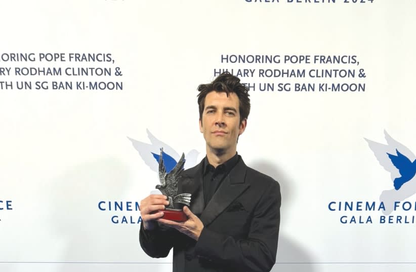  El cineasta Guy Nattiv recibe un premio especial en la Fundación Cinema for Peace de Berlín. (photo credit: PR)