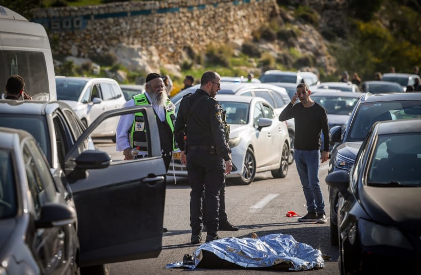  Escenario de un tiroteo en la autopista 1, cerca de Ma'ale Adumin, el 22 de febrero de 2024. (photo credit: Chaim Goldberg/Flash90)