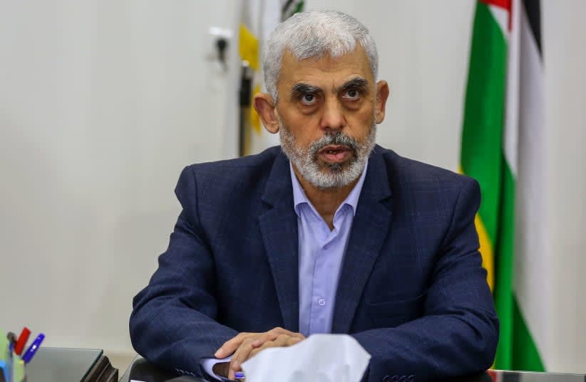  Yahya Sinwar, líder del movimiento islamista palestino Hamás, celebra una reunión con miembros de facciones palestinas en la oficina del presidente de Hamás en la ciudad de Gaza, el 13 de abril de 2022. (photo credit: ATTIA MUHAMMED/FLASH90)