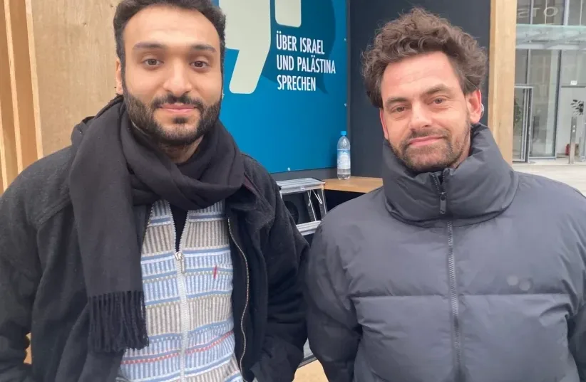  Ahmad Dakhnous, a la izquierda, y Shai Hoffman mantienen juntos conversaciones en pequeños grupos sobre la guerra entre Israel y Hamás a las puertas del festival de cine Berlinale, en Berlín, el 18 de febrero de 2024. (photo credit: TOBY AXELROD)