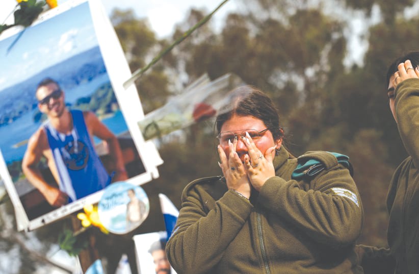  LOS SOLDADOS DE LAS IDF reaccionan con lágrimas y horror al visitar la escena de la masacre del festival Nova el 7 de octubre, esta semana. La historia tejida por aquellos que buscan demonizar a Israel como el agresor es una inversión que sirve a los intereses de quienes desean ver al Estado judío  (photo credit: SUSANA VERA/REUTERS)