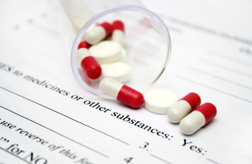  Píldoras en el formulario de salud (photo credit: INGIMAGE)