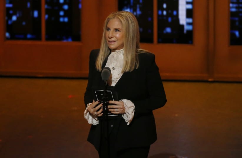  La cantante Barbra Streisand habla en el escenario durante la 70 edición de los premios Tony de la American Theatre Wing en Nueva York, Estados Unidos, 12 de junio de 2016. (photo credit: LUCAS JACKSON/REUTERS)