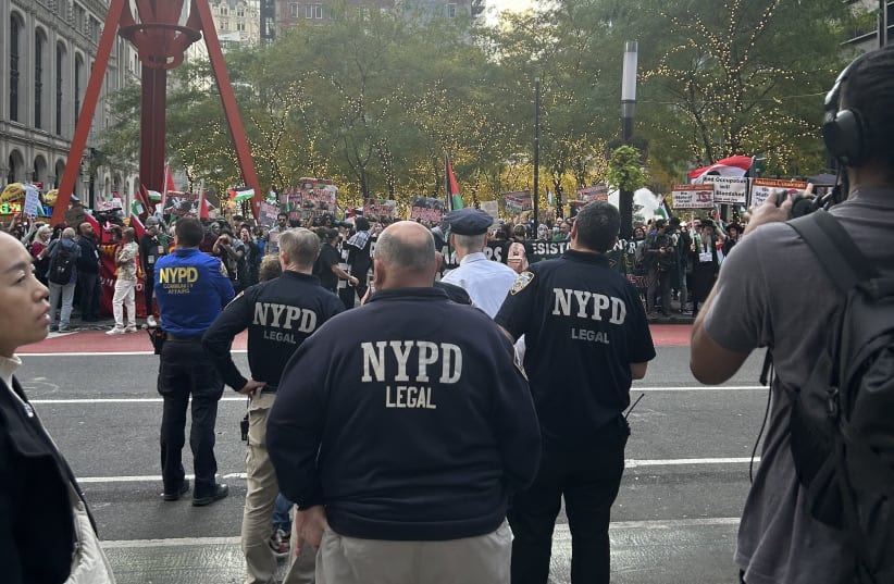  La Bolsa de Nueva York, rodeada de protestas a favor de Palestina y en contra de Israel (photo credit: Courtesy)