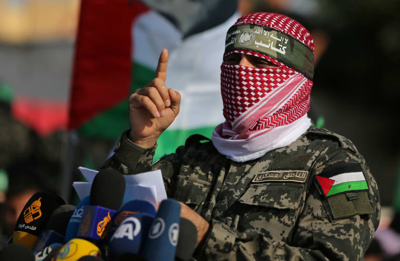  Abu Obaida, el portavoz de las Brigadas Al-Qassam de Izz el-Deen, hace gestos mientras habla durante un espectáculo militar antiisraelí en el sur de la Franja de Gaza el 11 de noviembre de 2019 (photo credit: IBRAHEEM ABU MUSTAFA/REUTERS)
