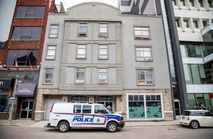 Vehículo policial frente a la presunta casa de Nathaniel Veltman, acusado de cuatro asesinatos en London, Ontario, Canadá, el 8 de junio de 2021. (photo credit: CARLOS OSORIO/REUTERS)