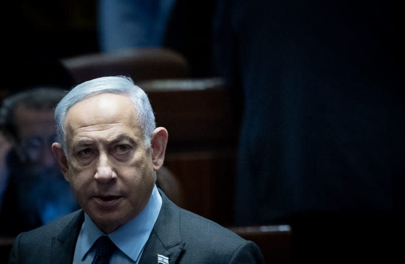  El primer ministro israelí, Benjamin Netanyahu, llega a una discusión y votación sobre la expulsión del diputado Ofer Cassif en el salón de actos de la Knesset, el parlamento israelí en Jerusalén, el 19 de febrero de 2024. (photo credit: YONATAN SINDEL/FLASH90)