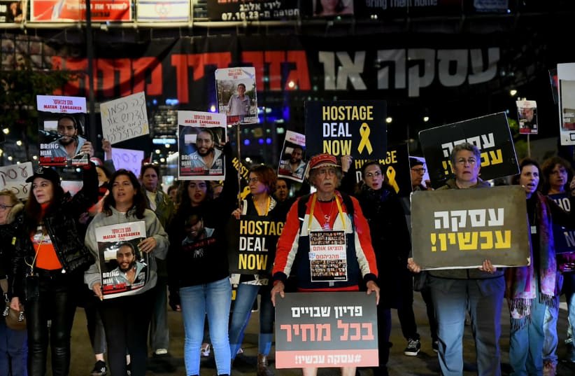 Israelíes protestan por la liberación de rehenes en Tel Aviv, 25 de febrero de 2024. (photo credit: DANOR AHARON)