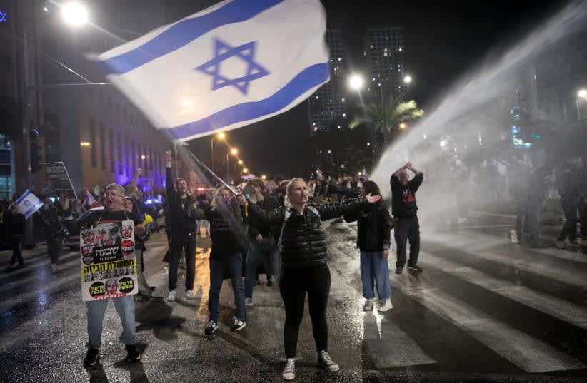  La policía utiliza un cañón de agua para dispersar a los manifestantes durante una protesta contra el primer ministro israelí, Benjamin Netanyahu, y el actual gobierno israelí, en Tel Aviv, el 24 de febrero de 2024. (photo credit: MIRIAM ALSTER/FLASH90)
