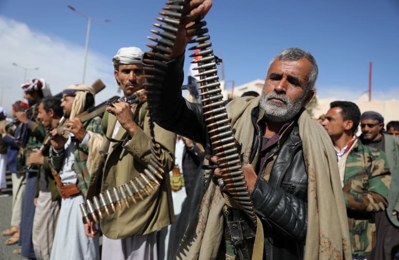  Un seguidor hutí sostiene munición mientras participa en un desfile como parte de una campaña de movilización del "ejército popular" por el movimiento, en Sanaa, Yemen 7 de febrero 2024. (photo credit: REUTERS/KHALED ABDULLAH)
