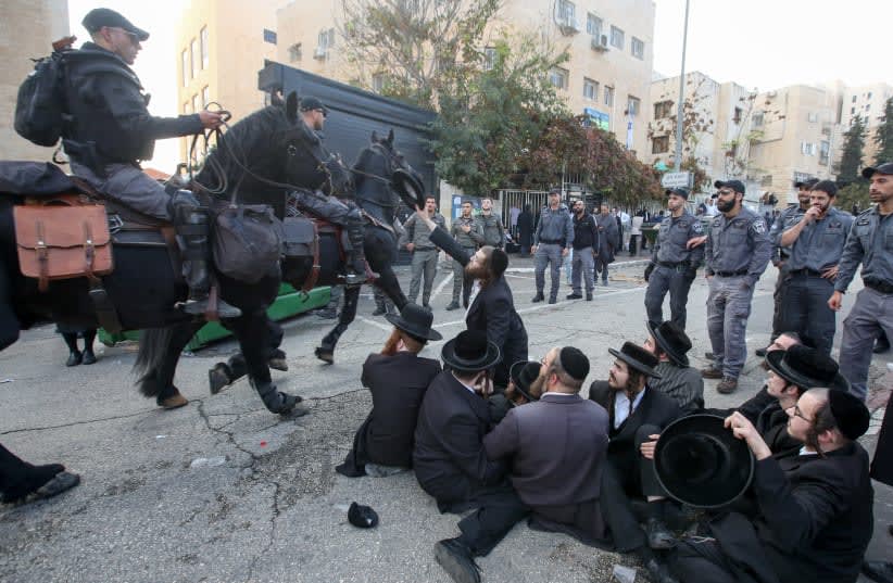  Hombres jaredíes protestan ante la oficina de reclutamiento en Jerusalén el 28 de noviembre. (photo credit: MARC ISRAEL SELLEM)