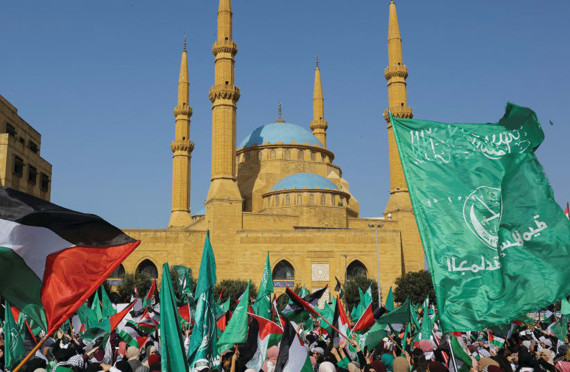  Simpatizantes del Grupo Islámico de Líbano y Hamás protestan en solidaridad con los palestinos de Gaza, frente a la mezquita de Al-Amin, cerca de la Plaza de los Mártires de Beirut, el 29 de octubre. (photo credit: Amr Alfiky/Reuters)