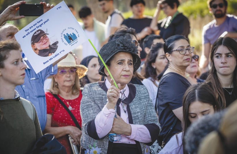  Los dolientes asisten al funeral de la sargento de la Policía de Fronteras Rose Ida Lubin en el cementerio militar de Monte Herzl, en Jerusalén, a principios de este mes. Fue asesinada en un ataque con arma blanca. (photo credit: YONATAN SINDEL/FLASH90)