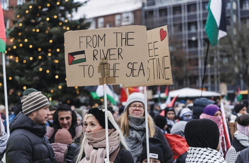  El mes pasado tuvo lugar en Copenhague una PROTESTA organizada por grupos y activistas de solidaridad con Palestina. Los llamamientos genocidas de "del río al mar, Palestina será libre" van acompañados de parafernalia, bufandas, banderas y carteles palestinos financiados y comercializados masivamen (photo credit: Ritzau Scanpix/Reuters)