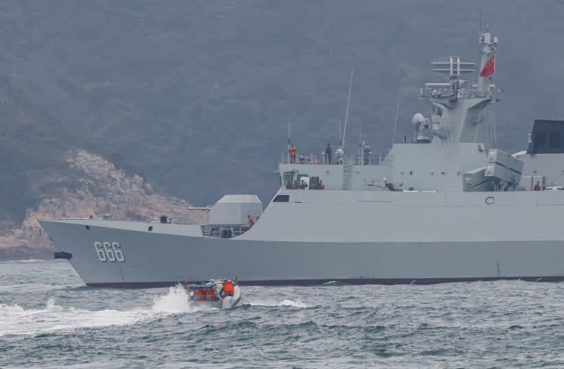  Una corbeta Tipo 056A clase Jiangdao de la Armada del Ejército Popular de Liberación de China (PLAN) participa en un ejercicio de rescate en Hong Kong, China, el 29 de noviembre de 2023. (photo credit: REUTERS/TYRONE SIU)