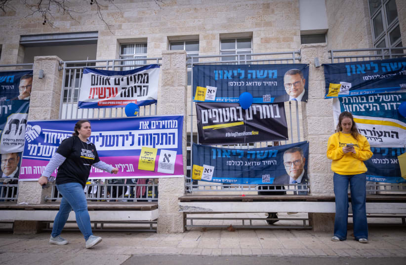  Carteles de campaña en un colegio electoral la mañana de las Elecciones Municipales, en Jerusalén, el 27 de febrero de 2024. (photo credit: YONATAN SINDEL/FLASH90)