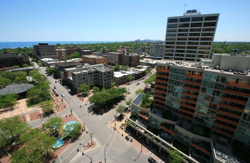  View of Fountain Square in Evanston, Illinois looking south-southeast towards Chicago and Lake Michigan. (photo credit: MADCOVERBOY / WIKIMEDIA COMMONS / CC-SA 3.0  https://creativecommons.org/licenses/by-sa/3.0/deed.en)