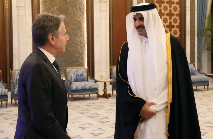  El SECRETARIO de Estado de EEUU, Antony Blinken, se reúne con el emir de Qatar, jeque Tamim bin Hamad Al Thani, en Doha a principios de este mes. (photo credit: Mark Schiefelbein/Reuters)