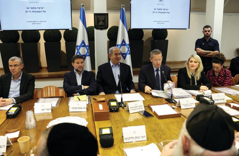  El Primer Ministro Benjamin Netanyahu dirige una reunión semanal del gabinete en el Ministerio de Defensa en Tel Aviv el mes pasado. Necesitamos líderes capaces de ver los retos y construir un nuevo marco que nos dé esperanza a todos, afirma el escritor. (photo credit: RONEN ZVULUN/REUTERS)