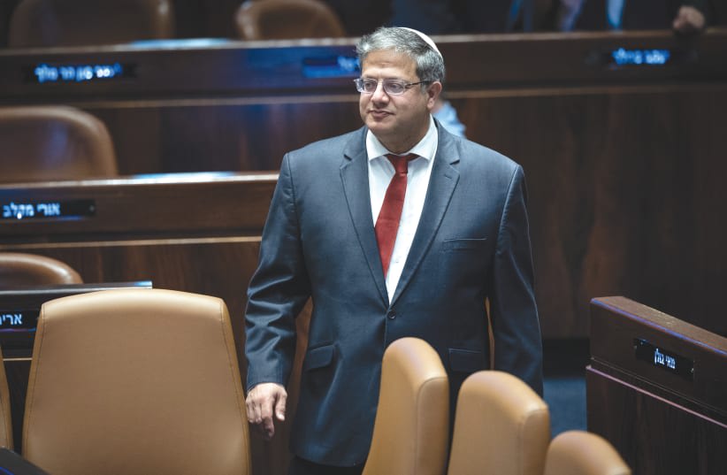  El ministro de Seguridad Nacional, Itamar Ben-Gvir, se encuentra en la mesa del gobierno en el pleno de la Knesset. Su anuncio sobre la flexibilización de las condiciones de los solicitantes de licencias fue una medida imprudente que se aprovecha del miedo del público, afirma el escritor. (photo credit: YONATAN SINDEL/FLASH90)