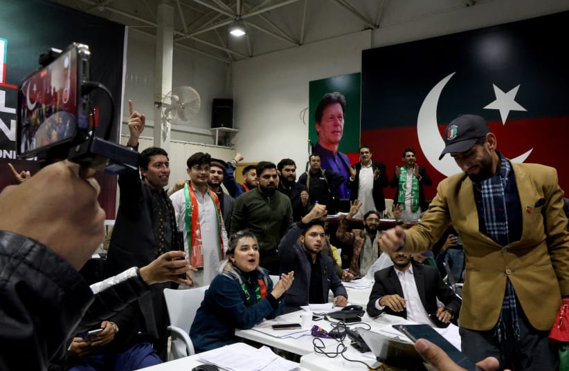  Simpatizantes del Pakistan Tehreek-e-Insaf (PTI) observan los resultados de las elecciones generales en una oficina del PTI en Islamabad, Pakistán, el 8 de febrero de 2024. (photo credit:  REUTERS/Gabrielle Fonseca Johnson)