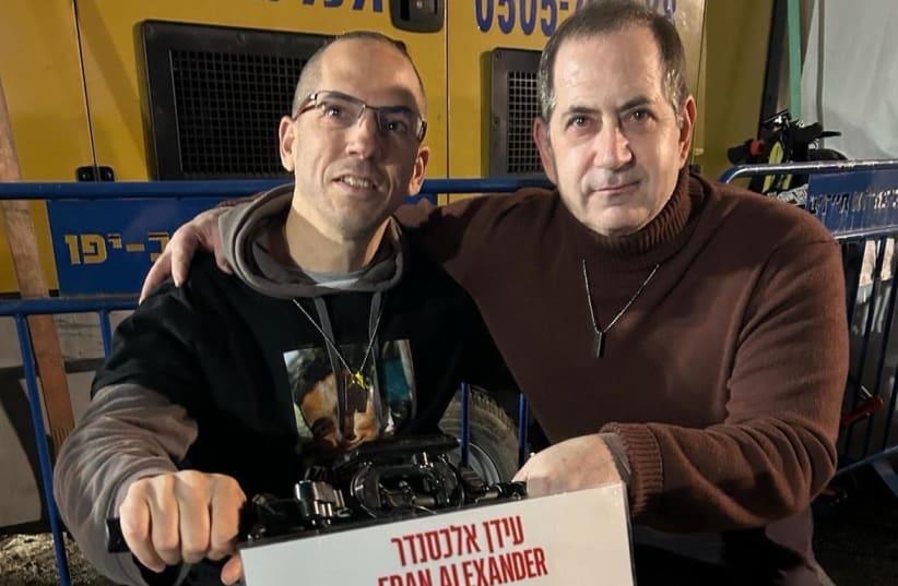  Genesis Prize Co-founder Stan Polovets (right) with Doron Zexer, who holds a picture of Edan Alexander, one of several lone soldiers he hosts in his home in Israel. (photo credit: GENESIS PRIZE FOUNDATION)
