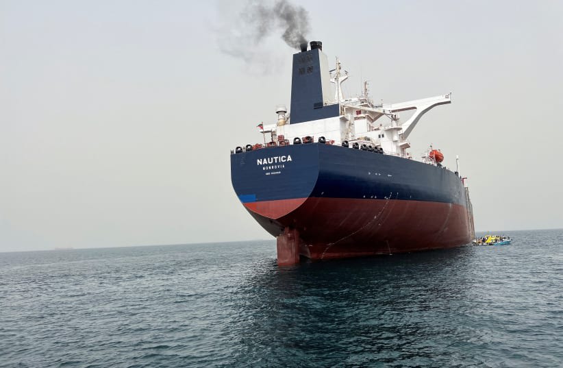  El Nautica, un petrolero de reemplazo del decadente FSO Safer, llega al puerto de Hodeidah, en el Mar Rojo, Yemen, el 17 de julio de 2023. (photo credit: REUTERS/ADEL AL-KHADHER)