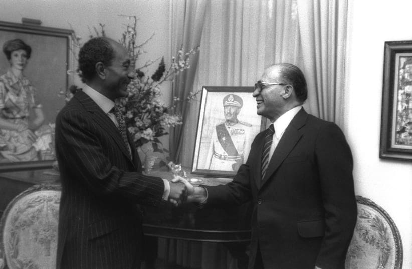 Primera reunión del primer ministro Menachem Begin con el presidente egipcio Anwar Sadat en la embajada de Egipto en Washington el 25 de abril de 1979. (photo credit: SA'AR GANOR / ISRAEL ANTIQUITIES AUTHORITY)