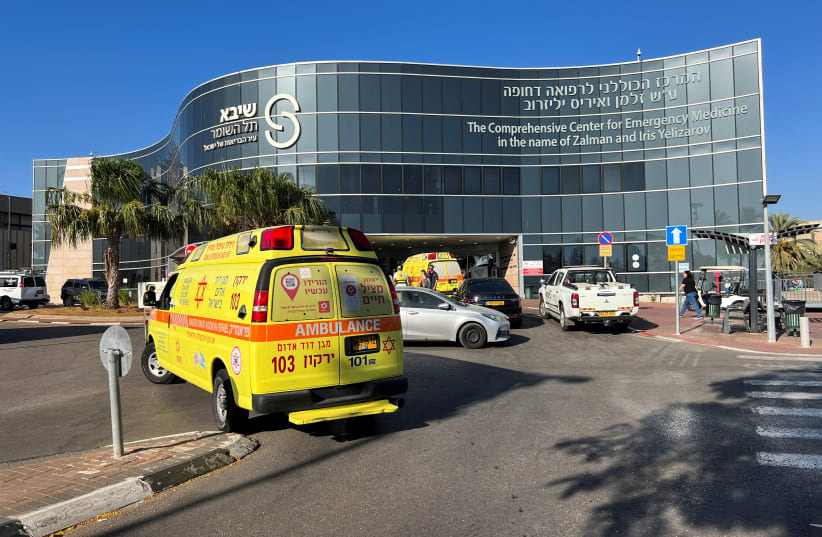  Una ambulancia se ve en la entrada de la sala de emergencias del Centro Médico Sheba en Tel Hashomer en Ramat Gan, Israel, 15 de julio de 2023. (photo credit: REUTERS/RAMI AMICHAY)