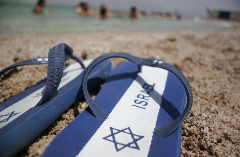  Participantes de Taglit Birthright flotan en el Mar Muerto durante su viaje de 10 días por Israel. (photo credit: MELANIE FIDLER/FLASH90)