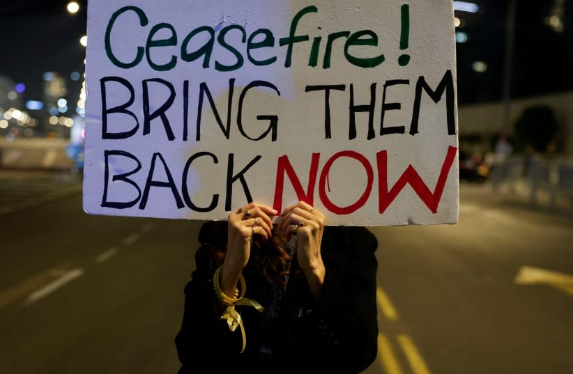 Simpatizantes de los rehenes participan en una protesta para pedir su liberación, en Tel Aviv. (photo credit: REUTERS/SUSANA VERA)
