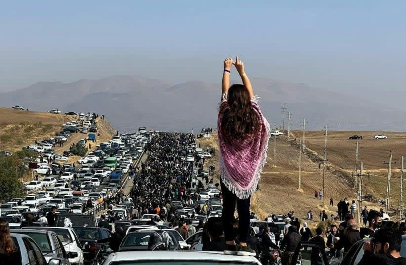  Miles de iraníes se dirigen a la tumba de Mahsa Amini en Saqqez, 26 de octubre de 2022. (photo credit: 1500tasvir)
