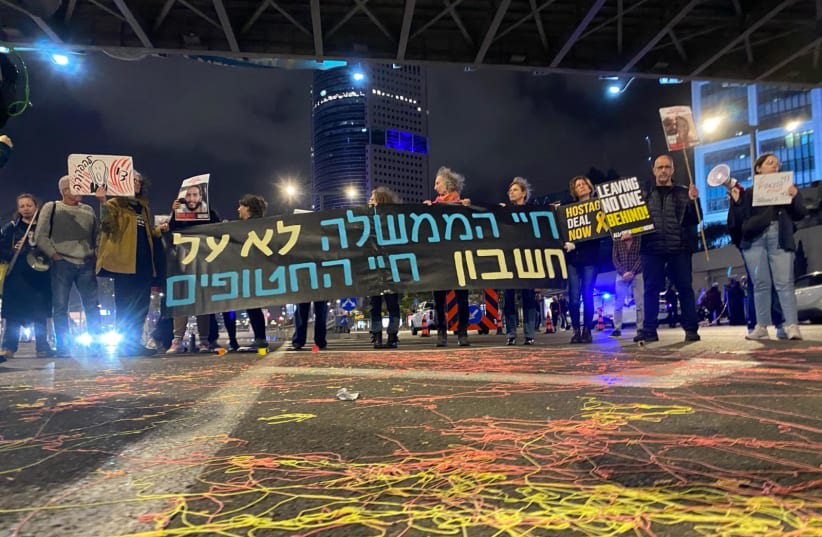  Manifestantes bloquean la calle Begin en Tel Aviv. 2 de marzo de 2024 (photo credit: AVSHALOM SASSONI)