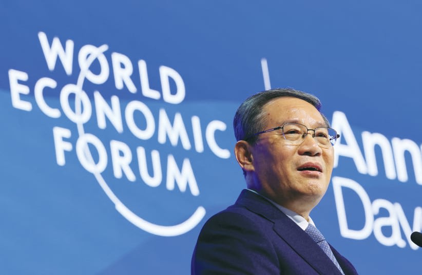  EL PRIMER MINISTRO CHINO Li Qiang habla durante el Foro Económico Mundial que se celebra anualmente en Davos, Suiza, en enero. (photo credit: DENIS BALIBOUSE/REUTERS)