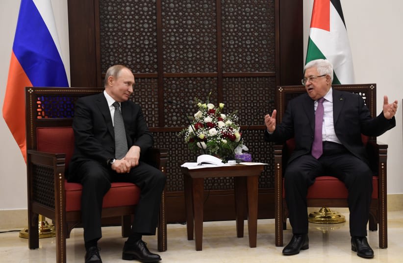  El presidente ruso Vladimir Putin conversa con el presidente palestino Mahmud Abbas en la ciudad cisjordana de Belén 23 de enero de 2020 (photo credit: ALEXANDER NEMENOV/POOL VIA REUTERS)